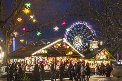 Stuttgarter Weihnachtsmarkt. Die traditionelle Veranstaltung lockt in der Weihnachtszeit j?hrlich mehr als 3,5 Millionen-stock-foto