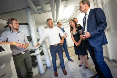 News Bilder des Tages Besichtigung urbanes Mehrfamilienhaus mit klimaneutraler W?rmeanlage Der Wirtschaftsminister l?sst-stock-foto
