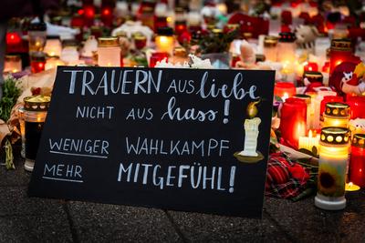 Aschaffenburg, Bavaria, Germany - January 25, 2025: A sign at the scene of the accident in Aschaffenburg sends a powerfu-stock-foto
