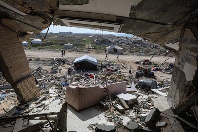 Palestinians try to survive in tents they set up among the debris of their demolished houses as they are faced with heavy-stock-foto