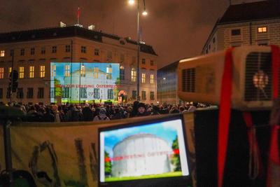 Wien, ?sterreich, Europa Donnerstagsdemo gegen FP?-Regierungsbeteiligung am 16. J?nner 2025 auf dem Ballhausplatz. Proje-stock-foto
