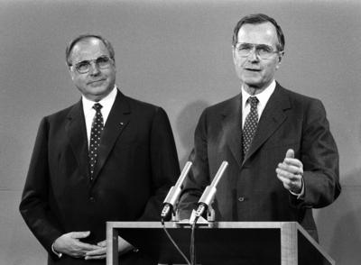 Vizepr?sident George Bush sen. (re., USA) und Bundeskanzler Helmut Kohl (GER/CDU) in Bonn-stock-foto