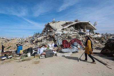 Palestinians try to survive in tents they set up among the debris of their demolished houses as they are faced with heavy-stock-foto