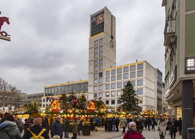 Stuttgarter Weihnachtsmarkt. Die traditionelle Veranstaltung lockt in der Weihnachtszeit j?hrlich mehr als 3,5 Millionen-stock-foto