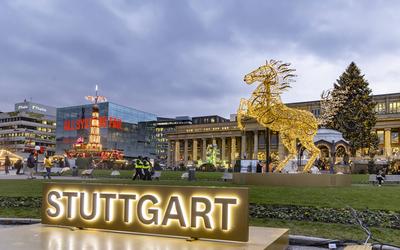 Stuttgarter Weihnachtsmarkt. Die traditionelle Veranstaltung lockt in der Weihnachtszeit j?hrlich mehr als 3,5 Millionen-stock-foto