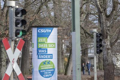 27.01.2025, Wahlplakate, N?rnberg: Wahlplakate zur Bundestagswahl 2025 in N?rnberg. Zu sehen ist eine Litfasss?ule auf d-stock-foto
