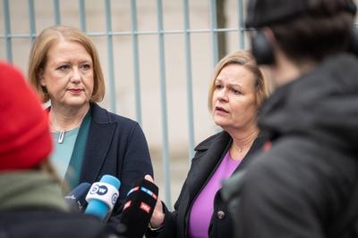 Pressestatement zum Thema Nationaler Aktionsplan Menschenhandel vor dem Bundeskanzleramt in Berlin ? Nancy Faeser, Bundesinnenministerin-stock-photo