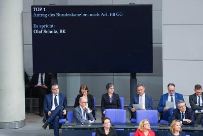 Bundeskanzler stellt die Vertrauensfrage im Deutschen Bundestag-stock-foto