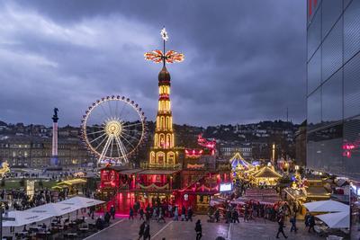 Stuttgarter Weihnachtsmarkt. Die traditionelle Veranstaltung lockt in der Weihnachtszeit j?hrlich mehr als 3,5 Millionen-stock-foto