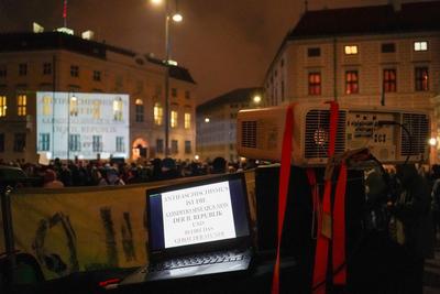 Wien, ?sterreich, Europa Donnerstagsdemo gegen FP?-Regierungsbeteiligung am 16. J?nner 2025 auf dem Ballhausplatz. Proje-stock-foto