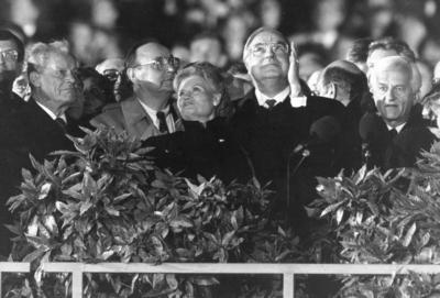 Bundeskanzler Helmut Kohl, CDU, mit seiner Frau Hannelore in der Mitte, links Willy Brandt, Aussenminister Hans Dietric-stock-foto