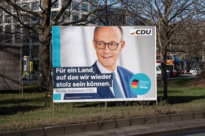 Berlin, Deutschland, Stelltafel mit Wahlplakat des CDU-Kanzlerkandidaten Friedrich Merz fuer die Bundestagswahl-stock-foto