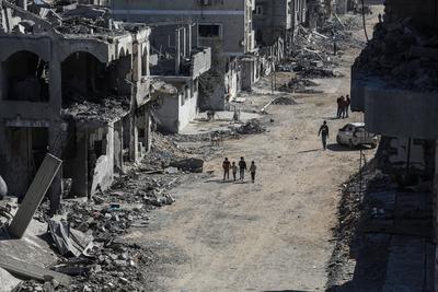 Displaced Palestinians continue to return their houses past heavily damaged and partially collapsed buildings after the ceasefire and hostage-prisoner swap deal between Hamas and Israel at Bureij-stock-foto