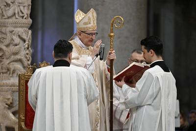 ITALY -  CARDINAL JAMES MICHAEL HARVEY OPENS THE HOLY DOOR OF THE BAILICA OF SAINT PAUL OUTSIDE THE WALLS , FOR THE JUBILEE, IN ROME  - 2025/1/5-stock-foto