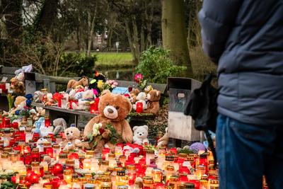Aschaffenburg, Bavaria, Germany - January 25, 2025: In Sch?ntalpark in Aschaffenburg, people gather in silent mourning t-stock-foto