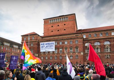 Kiel, 27.01.2025, Demonstration und Menschenkette f?r die Demokratie zum bundesweiten Holocaust - Gedenktag-stock-photo