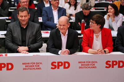 Berlin, Deutschland, 11.01.2025: Citycube Messe: SPD-Bundesparteitag: L-R: SPD-Chef Lars Klingbeil, Bundeskanzler Olaf S-stock-foto