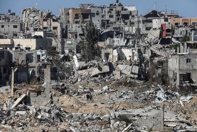 Displaced Palestinians continue to return their houses past heavily damaged and partially collapsed buildings after the ceasefire and hostage-prisoner swap deal between Hamas and Israel at Bureij-stock-foto