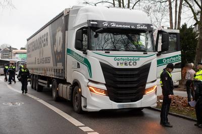 LKW erfasst ?ltere Person im Bereich der Haltestelle S-Bahn Othmarschen. Frau lebensgef?hrlich verletzt *** Truck hits e-stock-photo