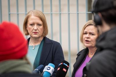 Pressestatement zum Thema Nationaler Aktionsplan Menschenhandel vor dem Bundeskanzleramt in Berlin ? Nancy Faeser, Bundesinnenministerin-stock-photo