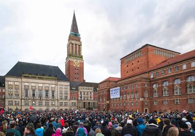 Kiel, 27.01.2025, Demonstration und Menschenkette f?r die Demokratie zum bundesweiten Holocaust - Gedenktag-stock-foto