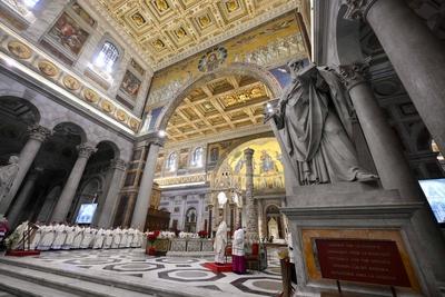 ITALY -  CARDINAL JAMES MICHAEL HARVEY OPENS THE HOLY DOOR OF THE BAILICA OF SAINT PAUL OUTSIDE THE WALLS , FOR THE JUBILEE, IN ROME  - 2025/1/5-stock-foto
