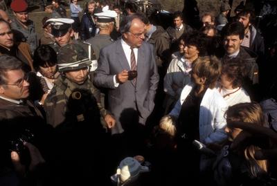 Bundeskanzler Helmut Kohl (Mitte, GER/CDU) besucht Soldaten der Deutschen Bundeswehr anl?sslich eines Man?vers der NATO-stock-photo