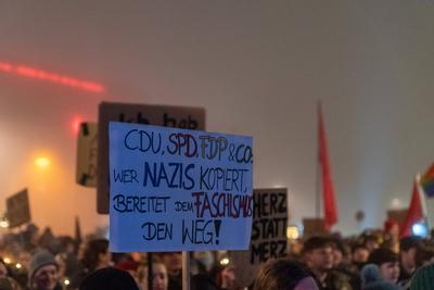 Demonstration gegen Rechtsextremismus und f?r Demokratie in Oldenburg, 01.02.2025-stock-foto