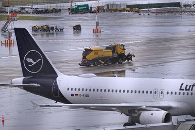Eisregen am Stuttgarter Flughafen-stock-foto