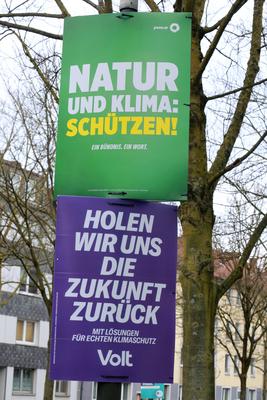 14.01.2025 Dortmund, Die Parteien haben ihre Plakataktionen begonnen. Plakate der SPD, CDU, FDP, Die Gr?nen, Volt und ML-stock-foto