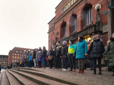 Kiel, 27.01.2025, Demonstration und Menschenkette f?r die Demokratie zum bundesweiten Holocaust - Gedenktag-stock-foto