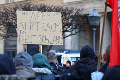 Leipzig - ?ber 1.000 Menschen demonstrieren gegen AfD: Polizei setzt Pfefferspray ein, Chrupalla auf AfD-Wahlkampftermin-stock-foto