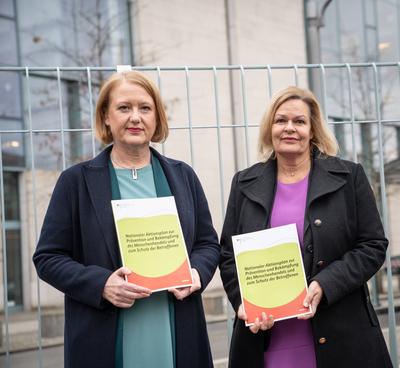 Pressestatement zum Thema Nationaler Aktionsplan Menschenhandel vor dem Bundeskanzleramt in Berlin ? Nancy Faeser, Bundesinnenministerin-stock-photo