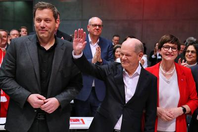 Berlin, Deutschland, 11.01.2025: Citycube Messe: SPD-Bundesparteitag: L-R: SPD-Chef Lars Klingbeil, Bundeskanzler Olaf S-stock-foto