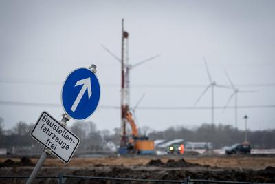 Blick auf das Baufeld der geplanten Batteriezellfabrik der Firma Northvolt bei Heide in Schleswig-Holstein nach Beantragung von Gl?ubigerschutz in den USA Ende Januar 2025-stock-foto
