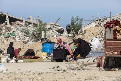 Palestinians try to survive in tents they set up among the debris of their demolished houses as they are faced with heavy-stock-foto