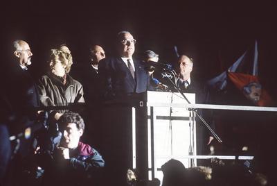 Bundeskanzler Helmut Kohl, CDU, spricht vor Menschen in Dresden, rechts Bundesarbeitsminister Norbert Bl?m, Kohl und se-stock-photo