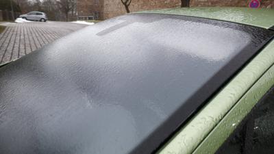 Blitzeisalarm in Bayern! Eine gef?hrliche Wetterfront zieht aktuell ?ber dem Osten hinweg. Vor allem in Bayern gab es zu-stock-foto