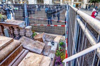 Besch?digte Mariens?ule, Balustrade an einer Ecke von Unbekannten zerst?rt, M?nchen, 31.12.2024-stock-foto