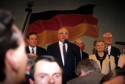 POLITIK 25 Jahre Deutsche Einheit: Die Wiedervereinigung Bundeskanzler Helmut Kohl (Mitte, Deutschland/CDU) mit Ehefrau-stock-foto