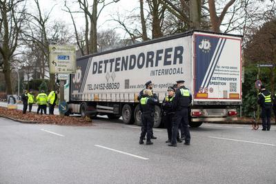 LKW erfasst ?ltere Person im Bereich der Haltestelle S-Bahn Othmarschen. Frau lebensgef?hrlich verletzt *** Truck hits e-stock-photo