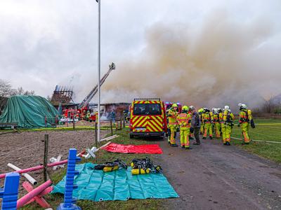 Scheune in Th?nse in Vollbrand Gro?brand einer Scheune in Ortsteil Burgwedel - Th?nse. Reservekr?fte mit Atemschutz steh-stock-foto