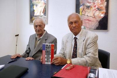 Bildnummer: 55377951  Datum: 19.05.2011  Copyright: imago/Sabine GudathBerlin / Lichtenberg . Heinz Ke?ler (li., 91, Armeegeneral a. D. Ex-Verteidigungsminister der DDR und Fritz Streletz (Ex-Generaloberst der NVA) stellen ihr Buch Ohne Mauer h?tte es Krieg gegeben vor . People Kultur Gesellschaft Pressetermin Buchpr?sentation Buch Pr?sentation kbdig xdp 2011 querBildnummer 55377951 Date 19 05 2011 Copyright Imago Sabine Gudath Berlin Lichtenberg Heinz Kessler left 91 Army General a D Ex Defence Minister the GDR and Fritz Streletz Ex Colonel General the NVA make her Book without Wall would have it War given before Celebrities Culture Society Press call Book presentation Book Presentation Kbdig XDP 2011 horizontal-stock-foto
