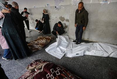 Bodies of Palestinians, who lost their lives following Israeli attacks, are taken from the Al-Ahli Baptist Hospital-stock-foto