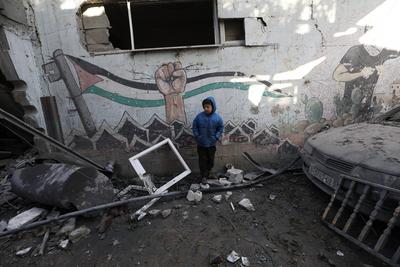 Residents stand near a destroyed  a house hit by Israeli bombardment at the Bureij refugee camp-stock-foto