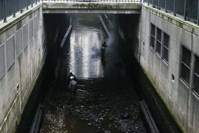 Mitarbeiter der Stadt Hamburg haben heute als Fleetenkieker gearbeitet. in der Rathausschleuse und den Alster Fleeten in der Innenstadt, dafuer wurde extra das Wasser abgelassen und leerlaufen lassen. Gleichzeitig wurden mit Hochdruckreinigern die W?nde der naheliegen Gebaeude und auch die Tore der Rathausschleuse gereinigt. Nach der Aktion wurden die Fleete wieder geflutet, Hamburg Deutschland *** Employees of the city of Hamburg worked today as Fleetenkieker in the Rathausschleuse and the Alster Fleet in the city center, for this purpose the water was drained and let run empty At the same time, the walls of the nearby buildings and the gates of the Rathausschleuse were cleaned with high-pressure cleaners After the action, the canals we-stock-foto