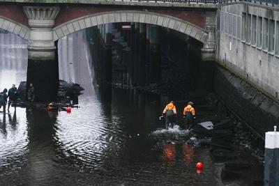 Mitarbeiter der Stadt haben heute als Fleetenkieker gearbeitet. Sie sammelten zahlreiche Fahrraeder, E-Scooter, Metallteile und anderer Muell der auf dem Grund liegt aus den Alster Fleeten in der Innenstadt, dafuer wurde extra das Wasser abgelassen und leerlaufen lassen.Nach der Aktion wurden die Fleete wieder geflutet, Hamburg Deutschland *** Employees of the city worked today as Fleetenkieker They collected numerous bicycles, e-scooters, metal parts and other garbage lying on the ground from the Alster Fleet in the city center, for this purpose the water was specially drained and drained After the action, the Fleets were flooded again, Hamburg Germany-stock-foto