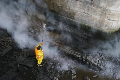 Mitarbeiter der Stadt Hamburg haben heute als Fleetenkieker gearbeitet. in der Rathausschleuse und den Alster Fleeten in der Innenstadt, dafuer wurde extra das Wasser abgelassen und leerlaufen lassen. Gleichzeitig wurden mit Hochdruckreinigern die W?nde der naheliegen Gebaeude und auch die Tore der Rathausschleuse gereinigt. Nach der Aktion wurden die Fleete wieder geflutet, Hamburg Deutschland *** Employees of the city of Hamburg worked today as Fleetenkieker in the Rathausschleuse and the Alster Fleet in the city center, for this purpose the water was drained and let run empty At the same time, the walls of the nearby buildings and the gates of the Rathausschleuse were cleaned with high-pressure cleaners After the action, the canals we-stock-foto