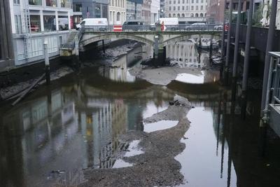 Mitarbeiter der Stadt haben heute als Fleetenkieker gearbeitet. Sie sammelten zahlreiche Fahrraeder, E-Scooter, Metallteile und anderer Muell der auf dem Grund liegt aus der Rathausschleuse aus den Alster Fleeten in der Innenstadt, dafuer wurde extra das Wasser abgelassen und leerlaufen lassen. Gleichzeitig wurden mit Hochdruckreinigern die W?nde der naheliegen Gebaeude und auch die Tore der Rathausschleuse gereinigt. Nach der Aktion wurden die Fleete wieder geflutet, Hamburg Deutschland *** Employees of the city worked today as Fleetenkieker They collected numerous bicycles, e-scooters, metal parts and other garbage lying on the ground from the Rathausschleuse from the Alster Fleet in the city center, for this the water was specially d-stock-foto