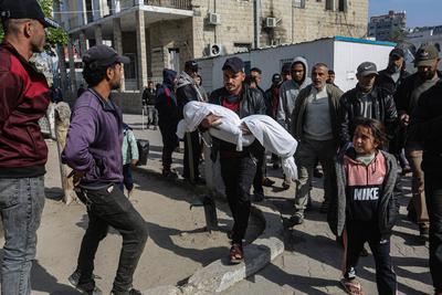 Bodies of Palestinians, who lost their lives following Israeli attacks, are taken from the Al-Ahli Baptist Hospital-stock-foto